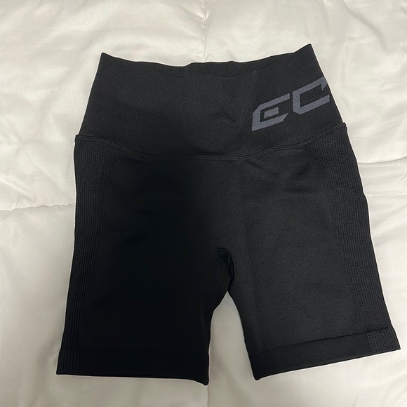 NWOT - ECHT arise scrunch shorts - Picture 5 of 6